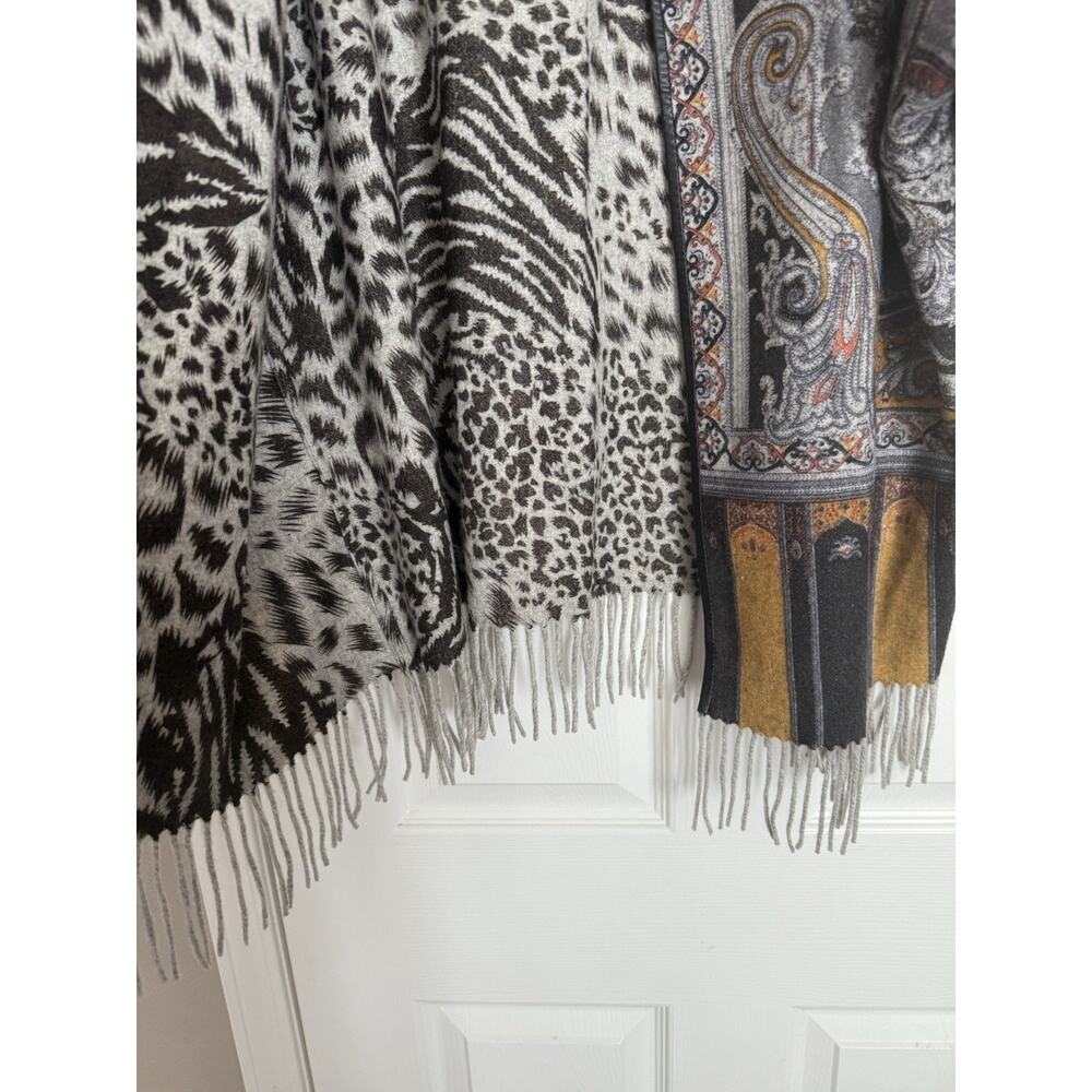 J. McLaughlin Gia‎ Cape Sz M/L 100% Wool Reversible Animal Print Fringe Party - Picture 3 of 13